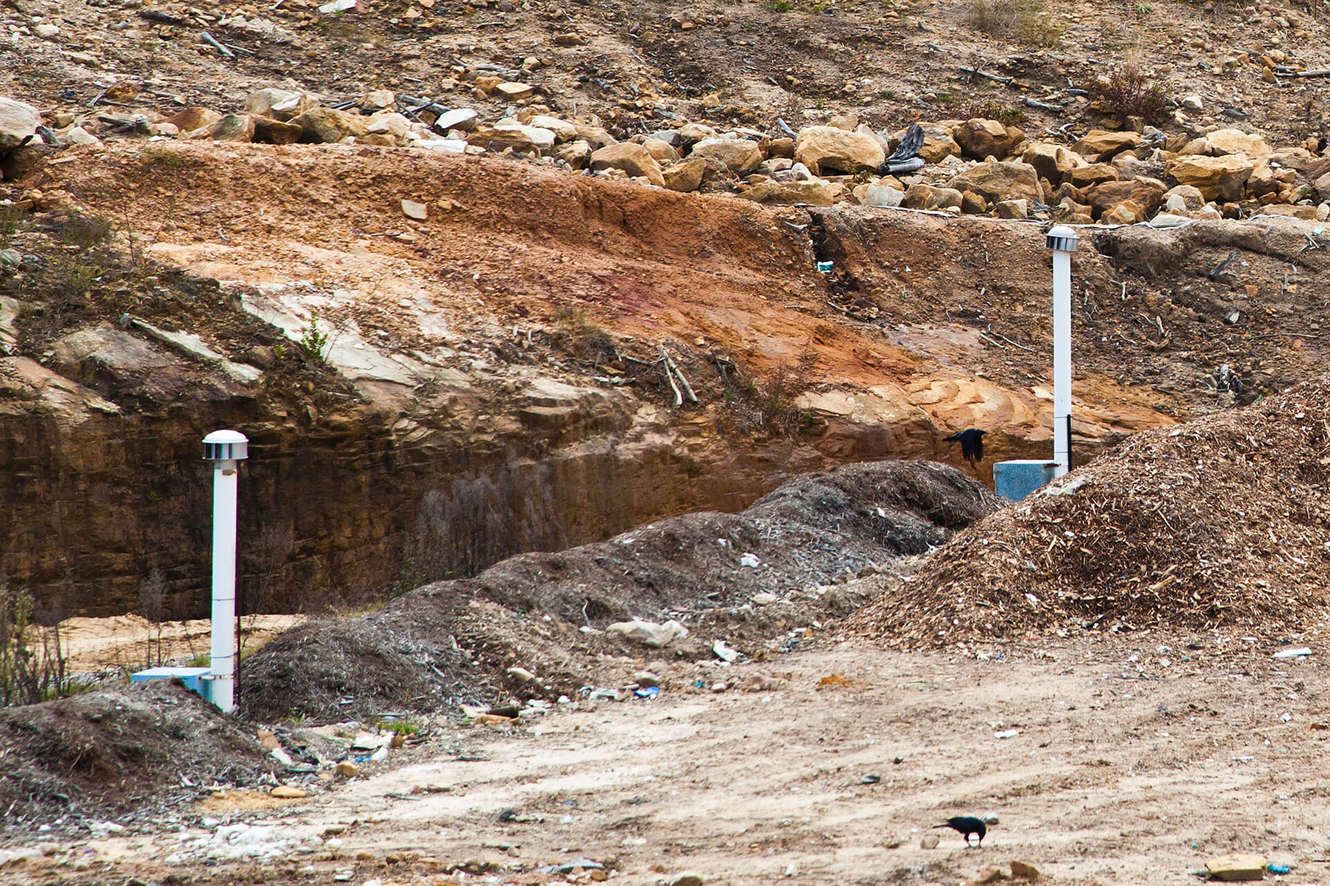 Odour mitigating pipes in a landfill